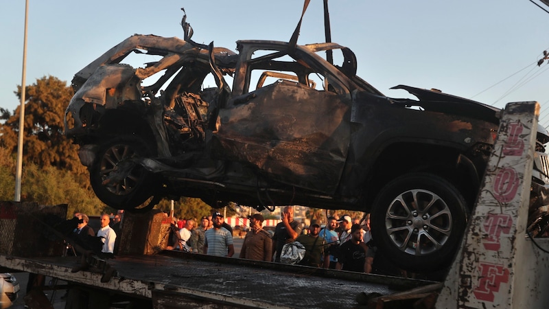 Das zerstörte Auto (Bild: AP/Mohammad Zaatari)