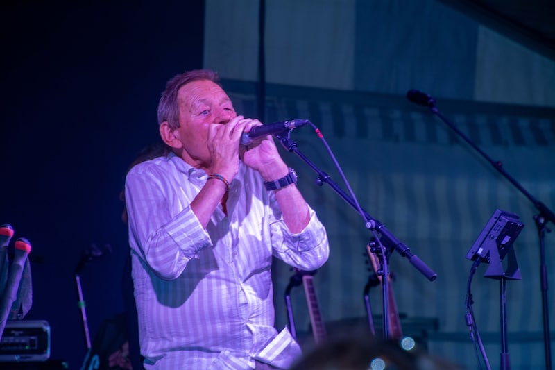 Wolfgang Ambros begeisterte sowohl beim Soundcheck, als auch beim Konzert. Er wurde übrigens Ehrenbürger von Gols.  (Bild: Charlotte Titz)