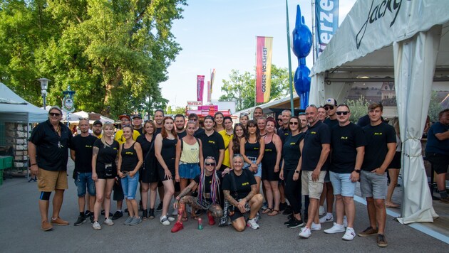 The "Arena" team is ready: The youth tent at the Gols folk festival is open from 9 pm. (Bild: Charlotte Titz)