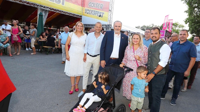 Landeshauptmann Hans Peter Doskozil, Landesrätin Daniela Winkler und Bürgermeister Kilian Brandstätter mit seiner Familie führten den Festzug hinter dem Musikverein an. (Bild: Reinhard Judt)