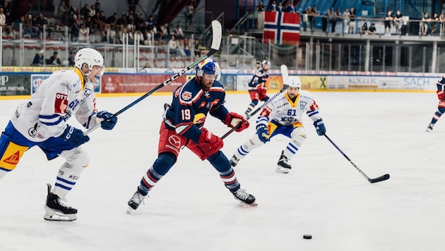 Debüt im neuen Bulls-Trikot: Neuzugang Andrew Rowe (M.) (Bild: Gintare Karpaviciute - EC Red Bull Salzburg)