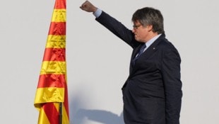 Der Separatistenführer Carles Puigdemont bei seiner spektakulären Rede in Barcelona. (Bild: APA/AFP/Cesar Manso)