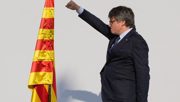 Der Separatistenführer Carles Puigdemont bei seiner spektakulären Rede in Barcelona. (Bild: APA/AFP/Cesar Manso)