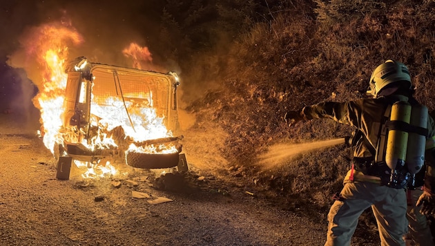 Das Fahrzeug stand binnen kürzester Zeit in Flammen. (Bild: ZOOM Tirol)