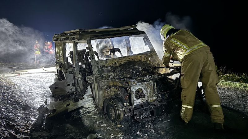 Das Fahrzeug brannte vollständig aus. (Bild: ZOOM Tirol)