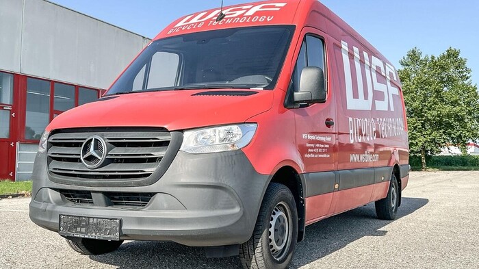 Der Mercedes-Sprinter im WSF-Design kommt unter den Hammer.