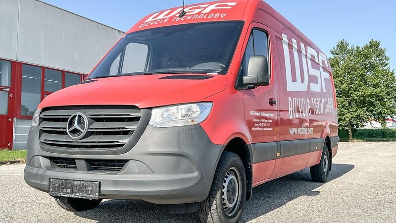 Der Mercedes-Sprinter im WSF-Design kommt unter den Hammer. (Bild: aurena.at)