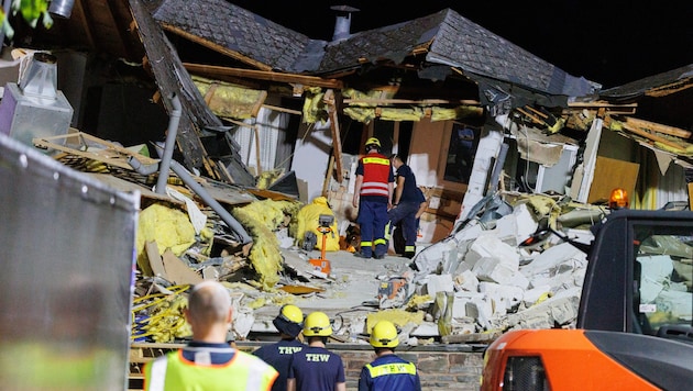 Feuerwehrleute und Einsatzkräfte des Technischen Hilfwerks räumen Trümmer beiseite, um an den letzten noch verschütteten Toten zu gelangen. (Bild: APA/dpa/Lando Hass)