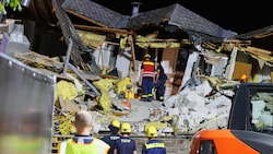 Feuerwehrleute und Einsatzkräfte des Technischen Hilfwerks räumen Trümmer beiseite, um an den letzten noch verschütteten Toten zu gelangen. (Bild: APA/dpa/Lando Hass)