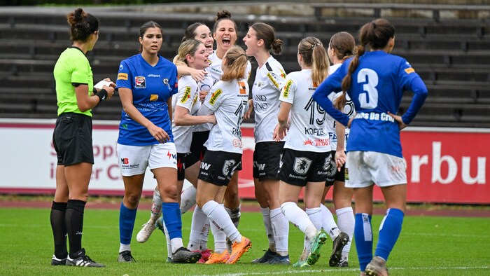 Natürlich pfeift die 37-Jährige auch in der Frauenbundesliga, wie hier etwa das Ländle-Derby.