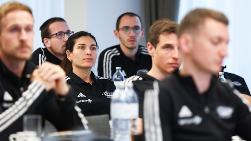 The Vorarlberg native has earned her place in the male-dominated world of refereeing. (Bild: GEPA pictures)