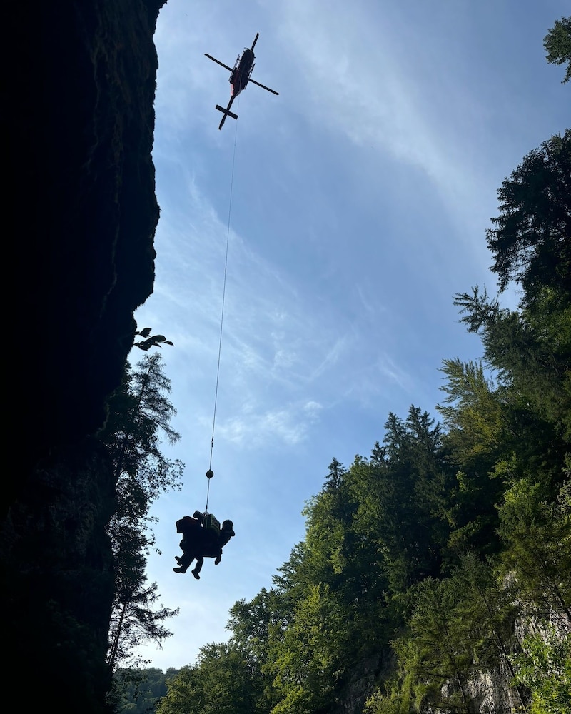 Die Frau wurde mit dem Heli geborgen (Bild: Bergrettung Ortsstelle Hallein)