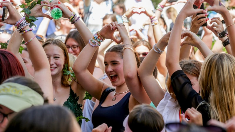 Swifties ließen sich in Wien nicht die Stimmung vermiesen und feierten gemeinsam in der City. (Bild: APA/AP Photo/Heinz-Peter Bader)