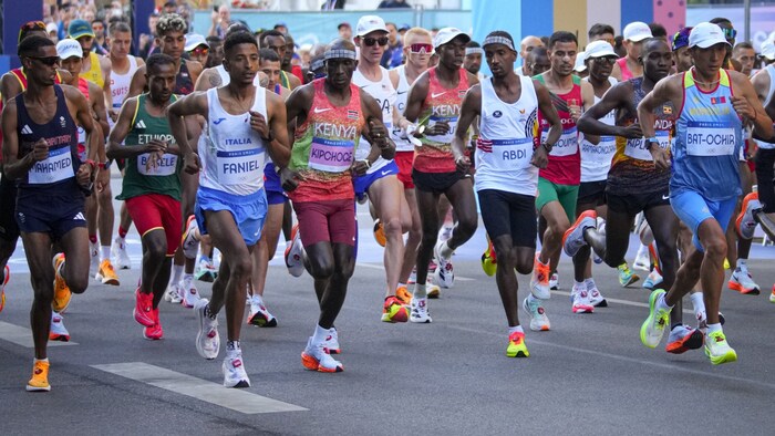 Eliud Kipchoge (Bildmitte) musste aufgeben.