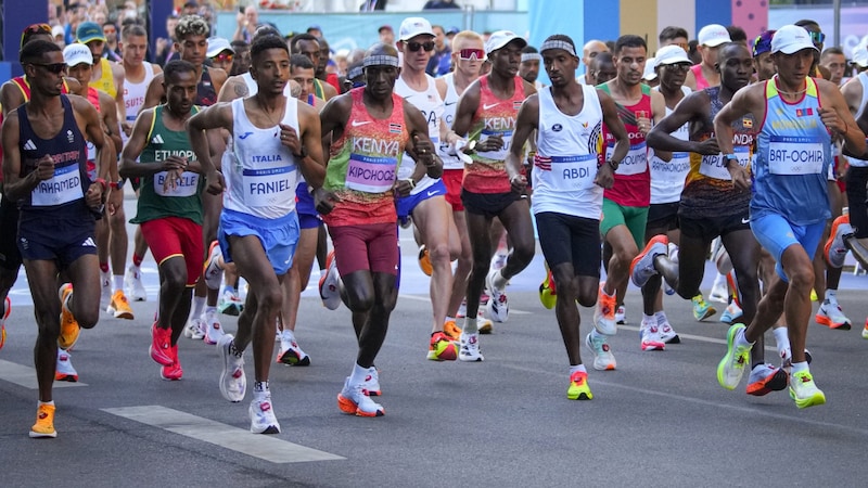 Eliud Kipchoge (center) had to give up. (Bild: AFP)