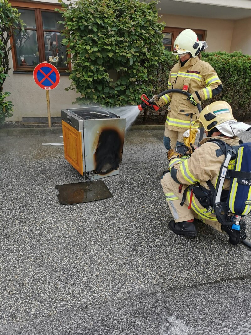 Die Feuerwehr brachte den Geschirrspüler nach draußen. (Bild: ZOOM Tirol)