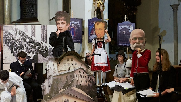 Props with photos and portraits of personalities spice up the narrative theater. (Bild: Kulturhauptstadt Bad Ischl)