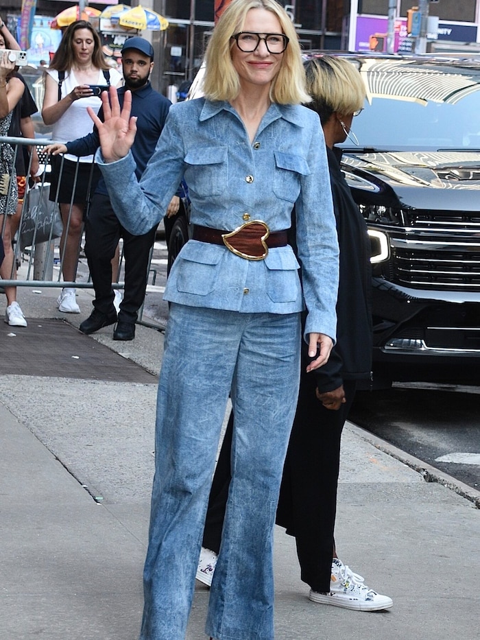 Cate Blanchett macht in einem Jeans-Hosenanzug eine tolle Figur.