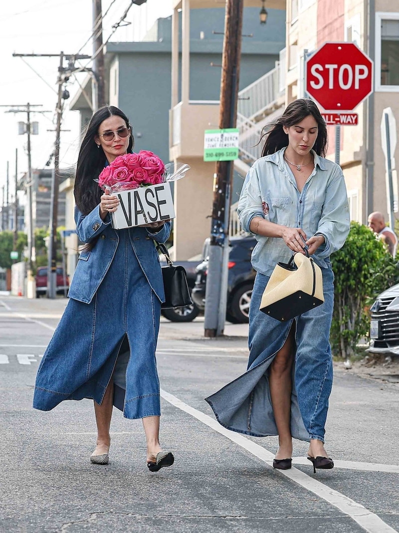 Demi Moore und Tochter Scout Willis sind im Jeans-Look ein fesches Doppel. (Bild: Photo Press Service)