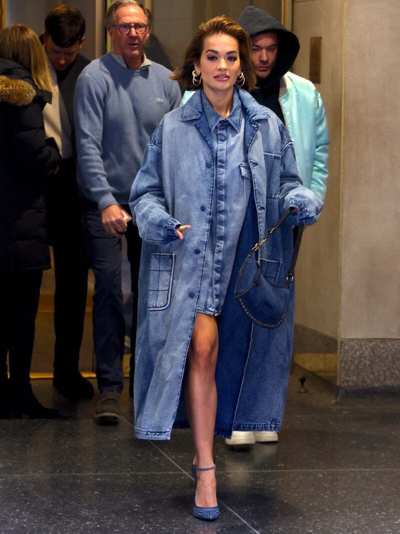 Rita Ora kombiniert ein Jeans-Mini-Kleid zum Jeans-Mantel. (Bild: www.viennareport.at)