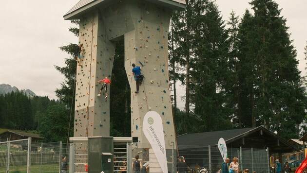 The 17-metre-high climbing tower in the St. Martiner Seepark was previously located in Pinzgau (Bild: TVB St.Martin/Tennegebirge)