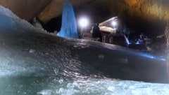 Peter Brugger beim „Eisklang“-Konzert in den Eishöhlen des Dachstein (Bild: Manfred Schöpf)