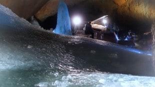 Peter Brugger beim „Eisklang“-Konzert in den Eishöhlen des Dachstein (Bild: Manfred Schöpf)