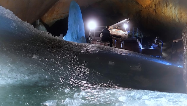 Peter Brugger beim „Eisklang“-Konzert in den Eishöhlen des Dachstein (Bild: Manfred Schöpf)