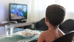 Gerade im Kinderfernsehen werden viele ungesunde Produkte beworben.
