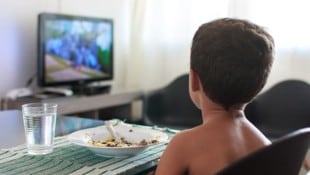 Gerade im Kinderfernsehen werden viele ungesunde Produkte beworben.