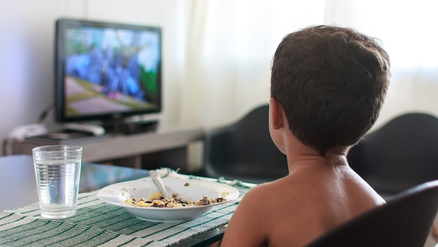 Gerade im Kinderfernsehen werden viele ungesunde Produkte beworben.