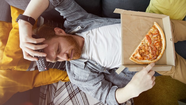 Der Zusammenhang zwischen Fernsehen und Essen ist Experten zufolge „komplex“. (Bild: stock.adobe.com/Seventyfour)