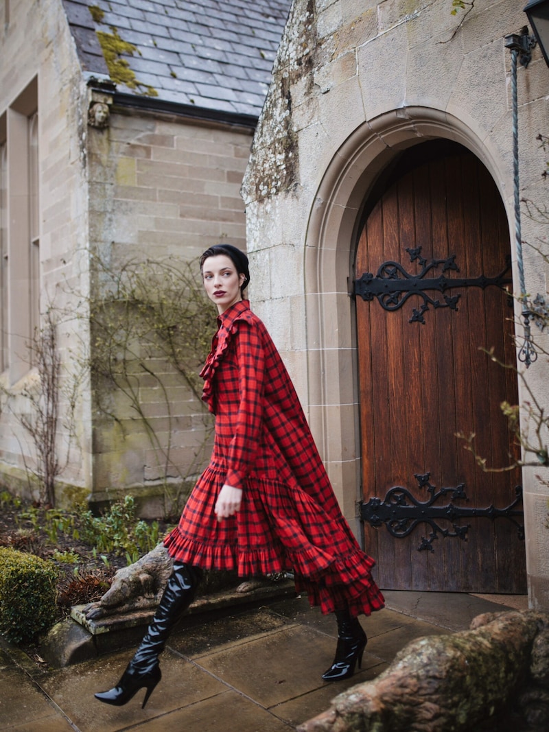 Das Tartan-Muster dominiert die neue Kollektion von Lena Hoschek. (Bild: Aida Dapo / iddavanmunster)