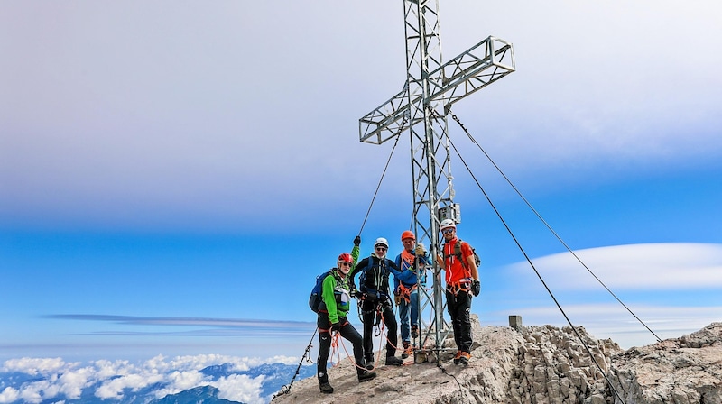 Der Ebenseer Albert Detamble steckte sich zu seiner Pensionierung ein ambitioniertes Ziel – am Dienstag konnte er es gemeinsam mit Bergsteigerkollegen am Dachstein erreichen. (Bild: Hörmandinger Reinhard)