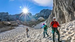 Albert Detamble (rote Jacke) am Weg auf den Dachstein. (Bild: Hörmandinger Reinhard)