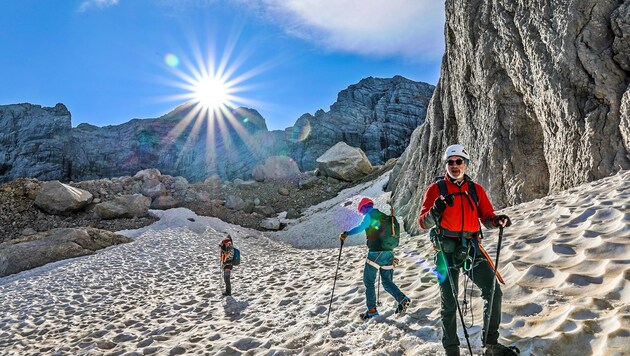 Albert Detamble (rote Jacke) am Weg auf den Dachstein. (Bild: Hörmandinger Reinhard)