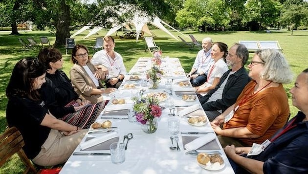 Kulinarische Sommerromantik in einem prächtigen Garten – Tourismus-Staatssekretärin Kraus-Winkler lud kürzlich nach Grafenegg zum Gipfel. (Bild: Antal Imre)