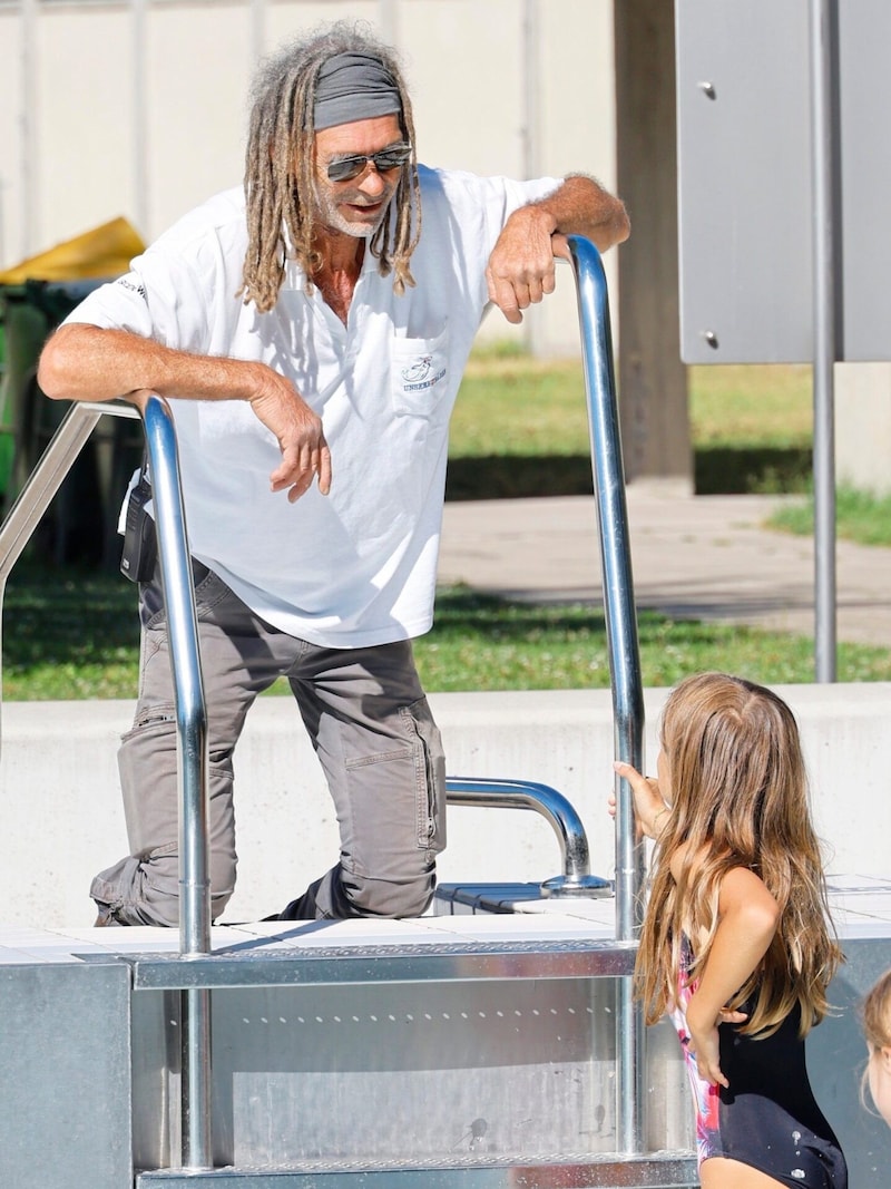 Mr. Grellmann only gets uncomfortable when bathers don't follow the rules. (Bild: Groh Klemens)