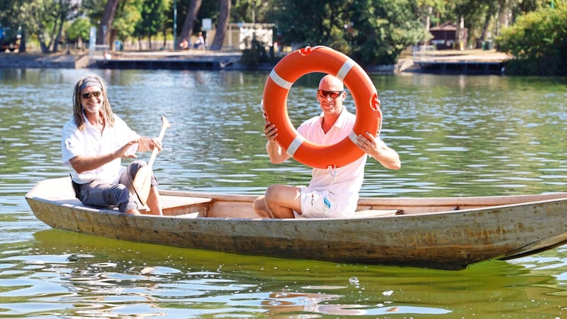 Erich Grellmann (left) and Roman Hollaus are lifeguards at the Gänsehäufel - with plenty of experience. (Bild: Groh Klemens)