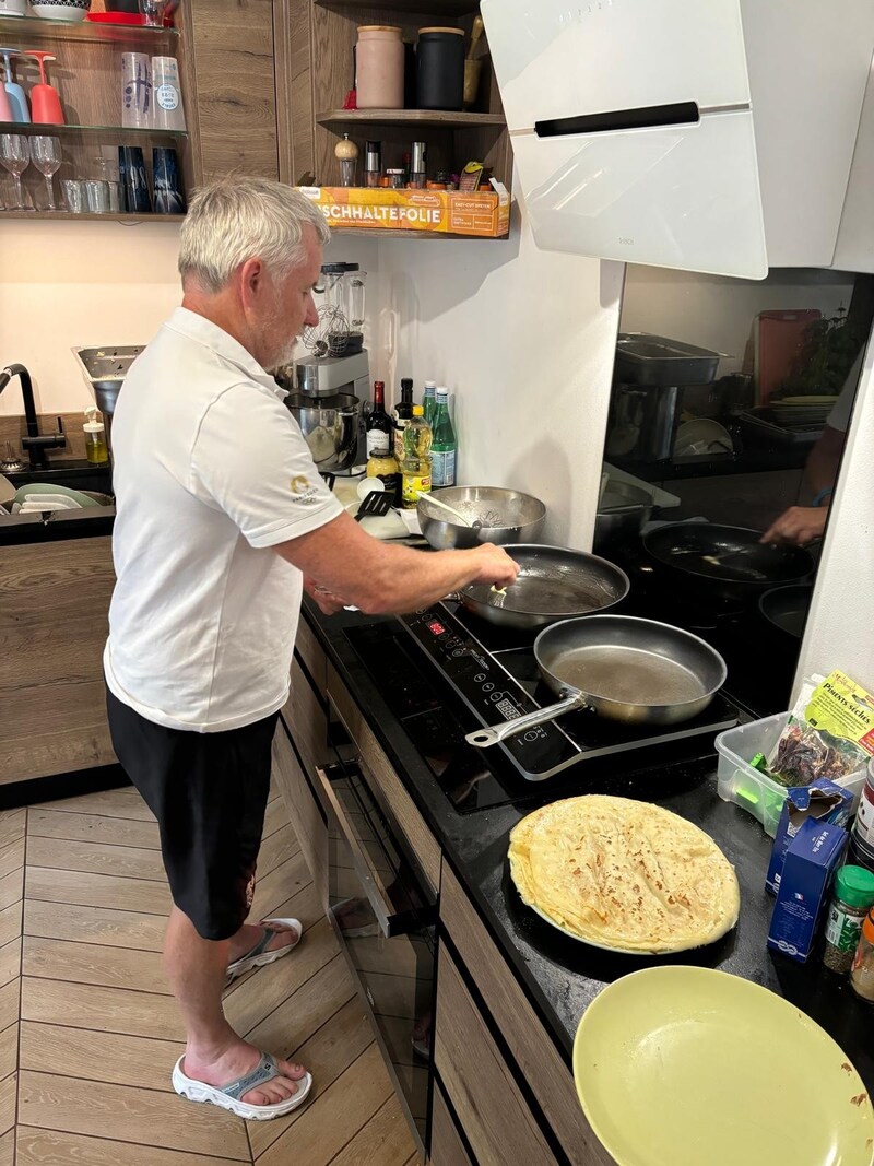 Double Olympic champion Roman Hagara made his famous pancakes. (Bild: Österreichischer Segelverband)