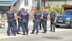 Rasch war die Polizei an mehreren Orten im Großeinsatz. (Bild: Christian Schulter)