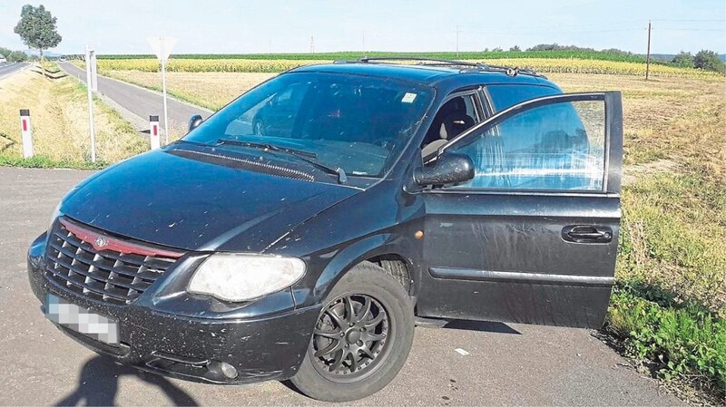 The driver of this migrant car fled across the field on the B 62. (Bild: Christian Schulter)