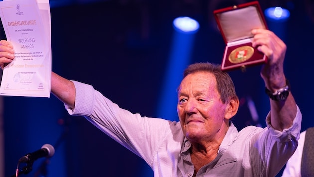 On Friday, it was once again clear that Ambros was a crowd-puller for the ninth time. He was delighted to receive the Golden Medal of Honor. (Bild: Gemeinde Gols)