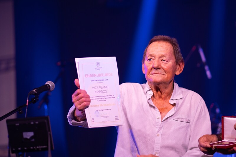 He proudly showed off the certificate... (Bild: Gemeinde Gols)