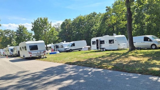 Almost half of the parking lot was simply converted into a camping area by the caravan. (Bild: zVg)