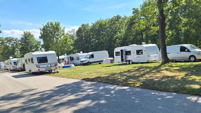 Knapp die Hälfte des Parkplatzes wurde von der Wagenburg einfach zum Campinggelände umfunktioniert. 