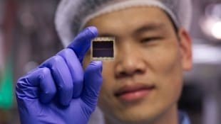 Shuaifeng Hu mit der neuen Solarzelle auf Perowskit-Basis