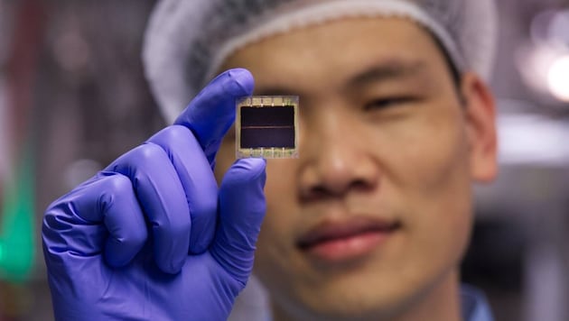 Shuaifeng Hu with the new perovskite-based solar cell (Bild: Martin Small)