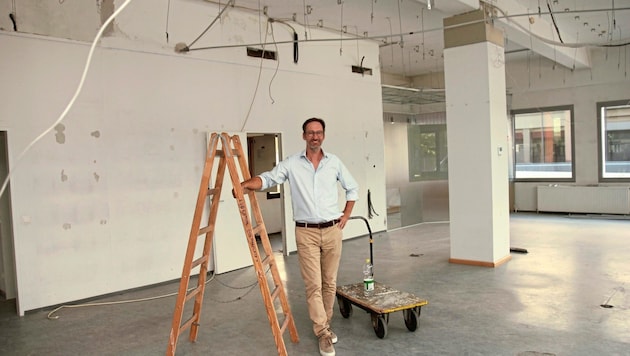 Andreas Agh in the premises of the former Blaguss travel agency, which is being converted. (Bild: Christoph Miehl)