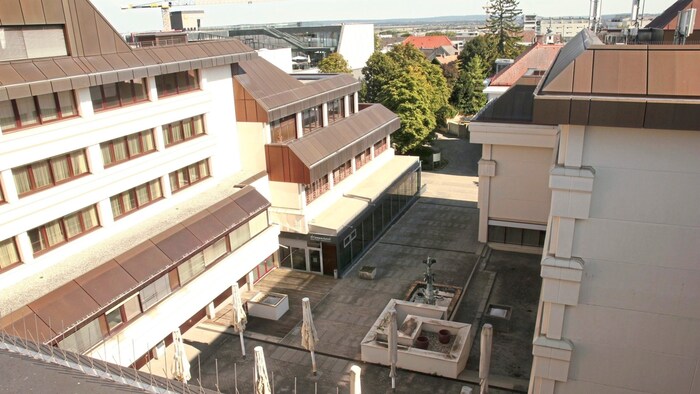 Der Innenhof des gewaltigen Gebäudekomplexes. Der Brunnen geht wieder an die Stadt zurück.